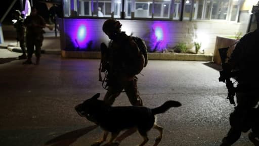 Des soldats israéliens dans la colonie d'Adam, en Cisjordanie, territoire palestinien occupé par Israël, après une attaque au couteau qui a blessé trois Israéliens, le 26 juillet 2018
