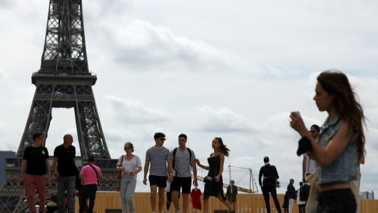 Des piétons sans masque place du Trocadéro, le 17 juin 2021 à Paris