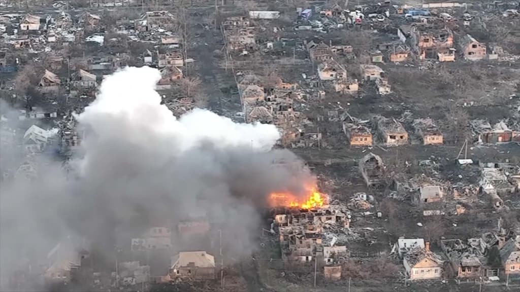 Des bombardements à Bakhmout, dans le Donbass, en Ukraine.