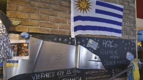 Un drapeau de l'Uruguay dans un bar de Montevideo