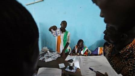 Opérations de dépouillement dimanche dans un bureau de vote à Gagnoa, dans l'ouest de la Côte d'Ivoire. Les camps des deux candidats ivoiriens se sont mutuellement accusés dimanche d'intimidations contre les électeurs, au terme d'un second tour de la prés
