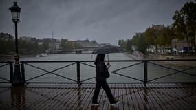Une femme sur le Pont des Arts à Paris le 9 octobre 2024