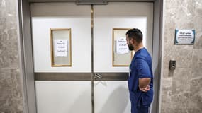 Un infirmier se tient devant la porte d'un service de l'hôpital Ibn Sina à Jénine, en Cisjordanie occupée, le 30 janvier 2024.