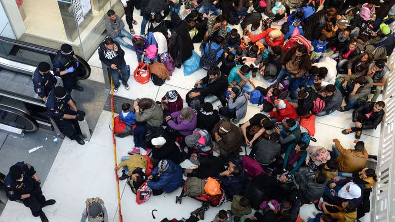 Des réfugiés à la gare centrale de Salzbourg, en Autriche, le 16 septembre 2015.