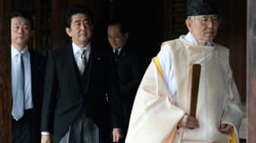 Le Premier ministre Shinzo Abe précédé d'un moine Shinto, à Tokyo, le 26 décembre, à Tokyo, au sanctuaire des morts pour l'Empereur.