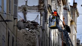 Les secours déblaient les décombres de deux immeubles de la rue d'Aubagne à Marseille qui se sont effondrés, le 8 novembre 2018