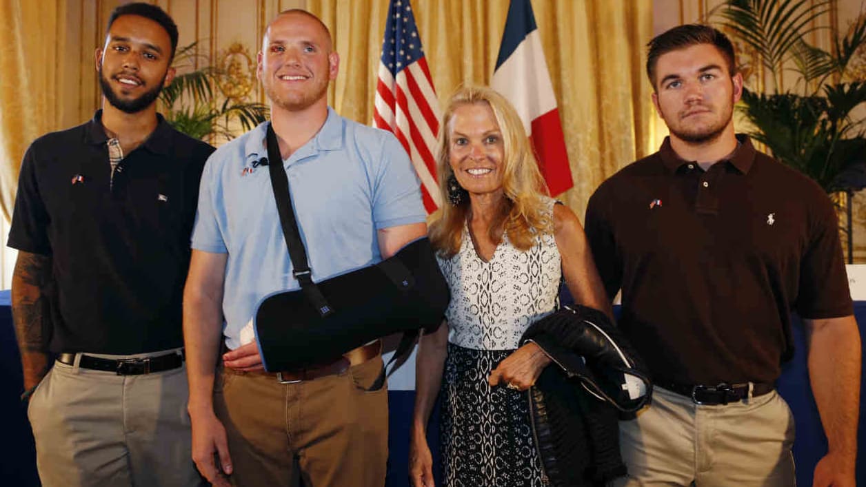 Les trois héros américains et l'ambassadrice des Etats-Unis en France, lors d'une conférence de presse.