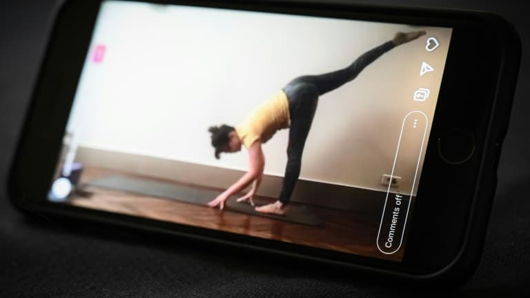 Cours de yoga en ligne en avril 2020 à Paris.