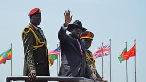 Le président sud-soudanais Salva Kiir saluant la foule
