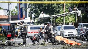 La police sur les lieux d'une attaque contre une des églises de la villz,  à Surabaya le 13 mai 2018