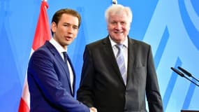 Le chancelier conservateur autrichien Sebastian Kurz, au côté du ministre allemand de l'Intérieur Horst Seehofer, a annoncé "un axe des volontaires dans la lutte contre l'immigration illégale" avec Rome et Berlin, le 13 juin 2018.