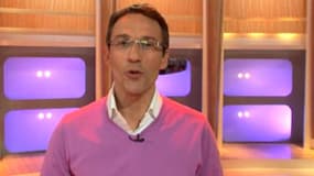 Julien Courbet, sur le plateau de son jeu "Seriez-vous un bon expert?", sur France 2.