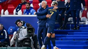 Didier Deschamps salue Antoine Griezmann à sa sortie avec les Bleus, 17 octobre 2023