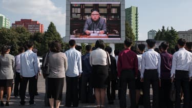 Des Nord-Coréens regardent le dirigeant Kim Jong-un s'exprimer à la télévision, le 22 septembre 2017.