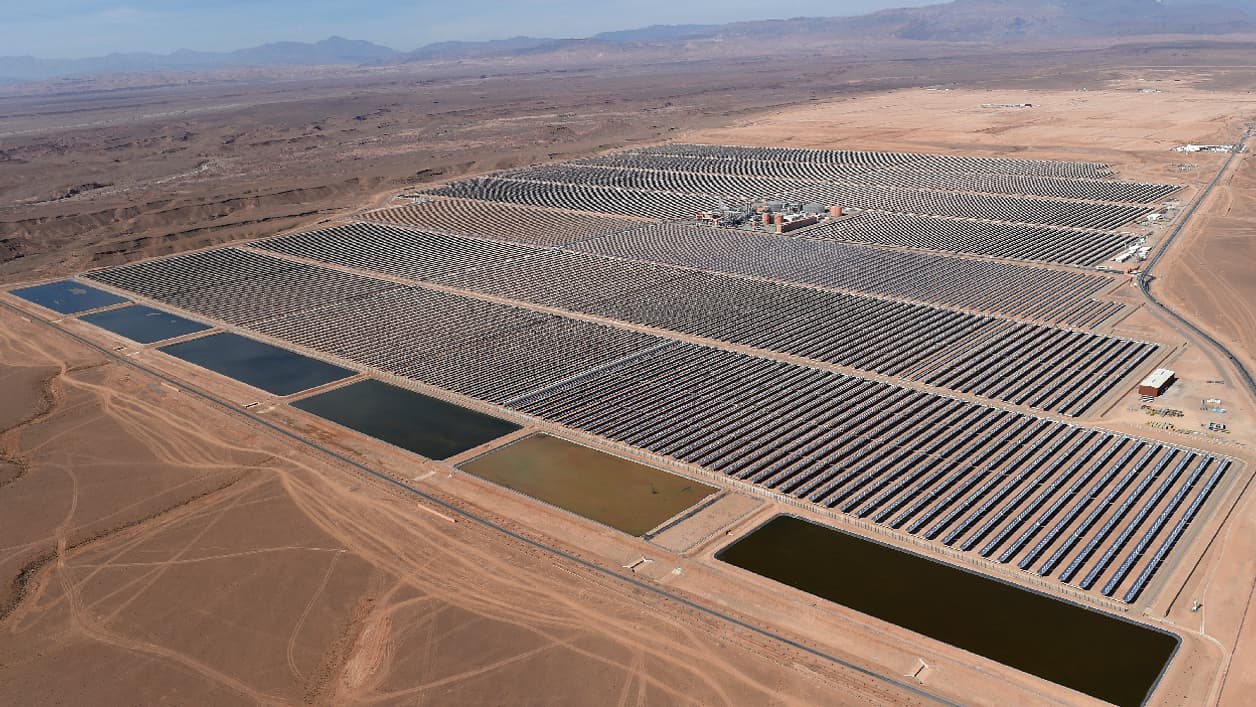 Vue aérienne de la première tranche de la centrale solaire Noor. Vue aérienne de la première tranche de la centrale solaire Noor.