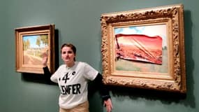 Photo diffusée par le collectif écologiste "Riposte alimentaire", le 1er juin 2024, montrant une militante après une action sur le tableau "Les Coquelicots" (d) de Claude Monet au Musée d'Orsay, à Paris