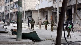 Des forces du gouvernement patrouillent dans des rues d'Alep, le 12 décembre après que la zone  a été reprise aux mains des rebelles. 