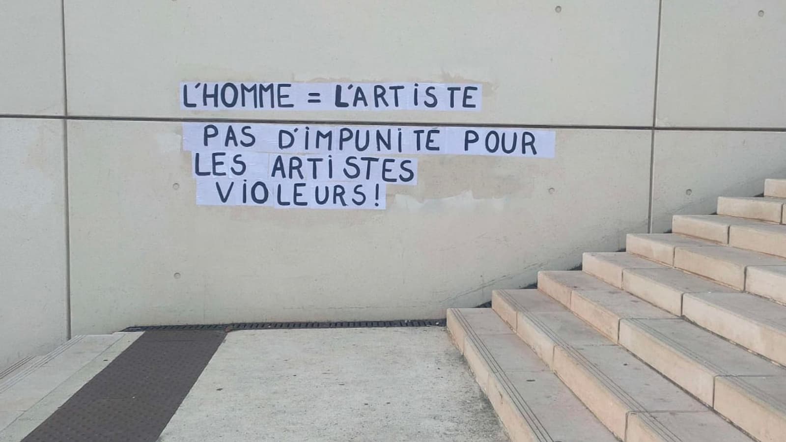 Un collectif féministe a fait un collage devant une salle de spectacle de Marseille où Gérard Depardieu doit tenir un spectacle ce jeudi. Un collectif féministe a fait un collage devant une salle de spectacle de Marseille où Gérard Depardieu doit tenir un spectacle ce jeudi.