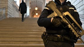 Un policier au palais de justice de Paris le 2 novembre 2017 (photo d'illustration)