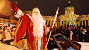 Le "Père frimas" parade à Saint-Pétersbourg en Russie, devant la cathédrale Notre-Dame-de-Kazan.