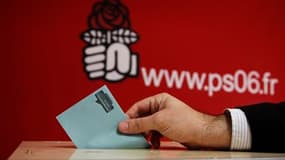 Bureau de vote à Nice. Plus d'un million et demi de Français ont participé dimanche à la primaire d'investiture socialiste pour l'élection présidentielle, "une impressionnante réussite" selon le PS, qui espère un raz-de-marée démocratique pour l'alternanc