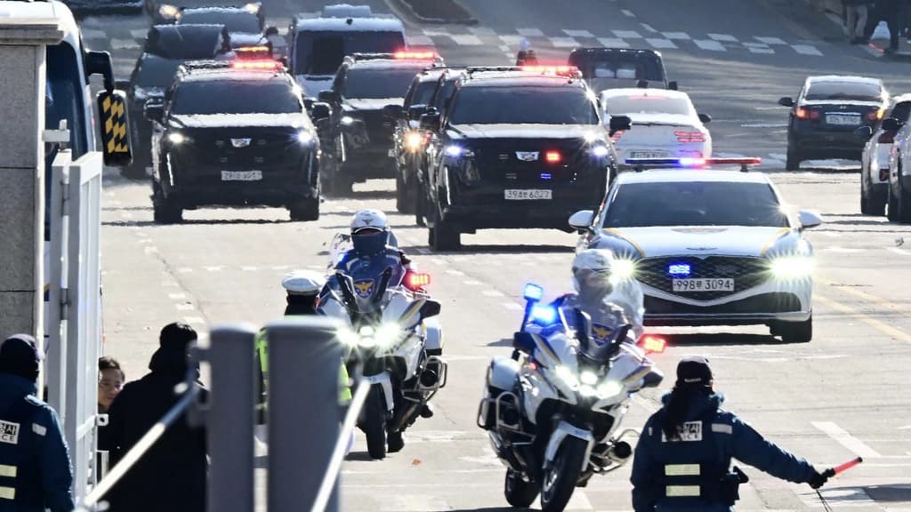 Un cortège transportant le président sud-coréen destitué Yoon Suk Yeol à Gwacheon le 15 janvier 2025, après l'arrestation de Yoon pour son échec à la loi martiale.