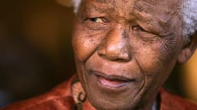 Des dizaines de Sud-africains se sont réunis devant l'hôpital où Nelson Mandela se trouve.