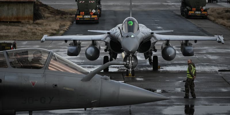 Deux avions de chasse Rafale de l'Armée de l'Air et de l'Espace française, sur le tarmac de la base aérienne 120 de Cazaux, dans le sud-ouest de la France, le 29 janvier 2026, lors de l'exercice TOPAZE 2026.