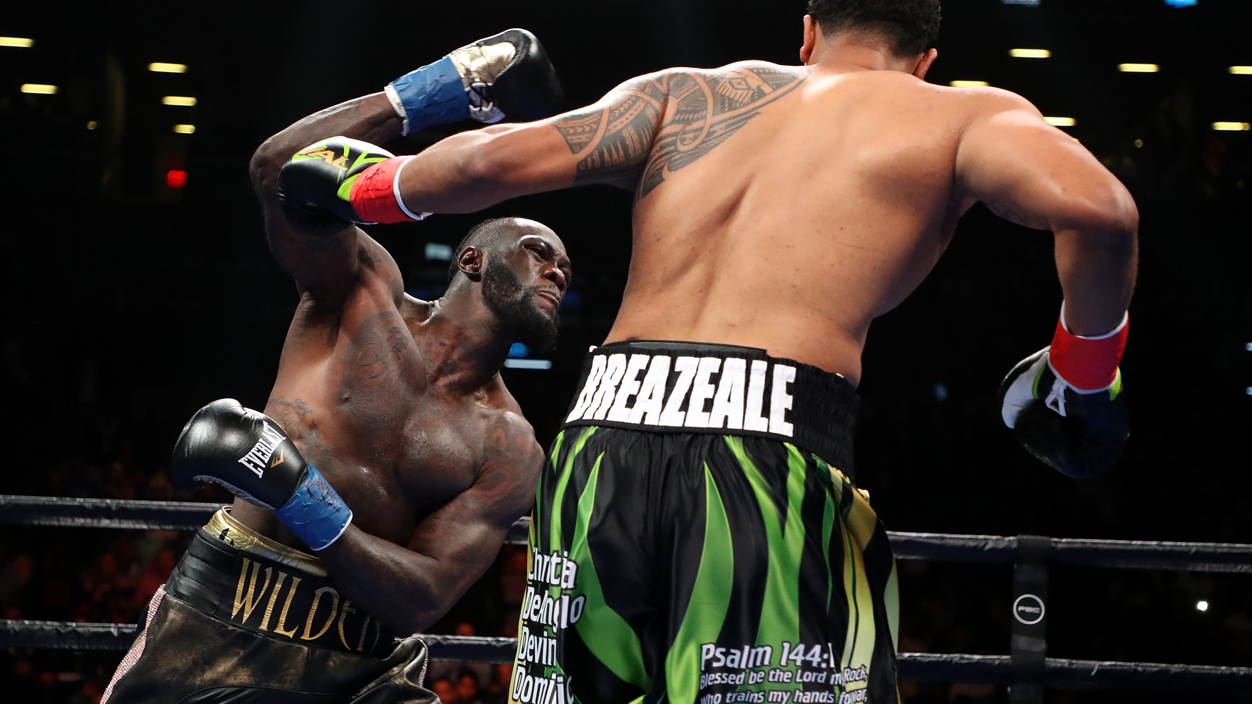 L'effrayante et surpuissante droite de Deontay Wilder (à gauche) lors de son combat contre Dominic Breazeale en mai 2019 L'effrayante et surpuissante droite de Deontay Wilder (à gauche) lors de son combat contre Dominic Breazeale en mai 2019