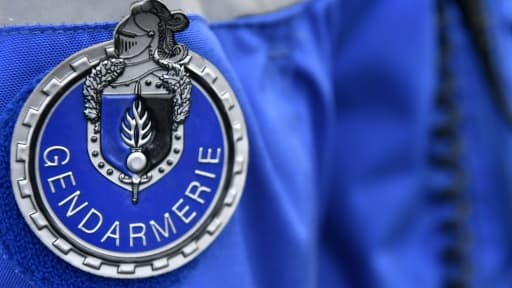 Le badge de la gendarmerie sur l'uniforme d'un gendarme (illustration)