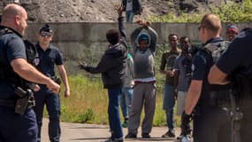 Des migrants et des policiers à Calais (photo d'illustration)