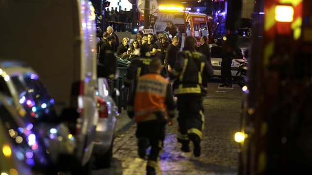 Les abords du Bataclan, à Paris, au soir du 13 novembre.