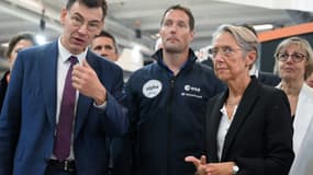 La première ministre Elisabeth Borne (d), l'astronaute Thomas Pesquet (c) et le directeur du Cnes (Centre national d'études spatiales) Philippe Baptiste au Congrès international d'astronautique (IAC) à Paris le 18 septembre 2022