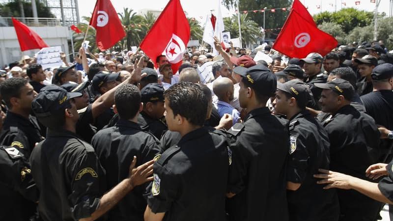 Manifestations devant le Parlement tunisien pour demander la dissolution de l'Assemblée. L'opposition laïque tunisienne, indignée par l'assassinat de deux hommes politiques dans ses rangs depuis février, a déclaré dimanche qu'elle envisageait la mise sur
