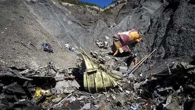 Des débris de l'Airbus A320 de la compagnie Germanwings, qui s'est écrasé le 24 mars 2015 dans les Alpes-de-Haute-Provence.