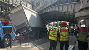 Un camion de livraison s'est encastré dans le pont du cour Lieutaud ce mardi 30 mai aux alentours de 10h30. 
