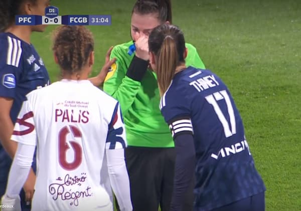 L'arbitre Alexandra Collin touchée au nez lors de Paris FC-Bordeaux.