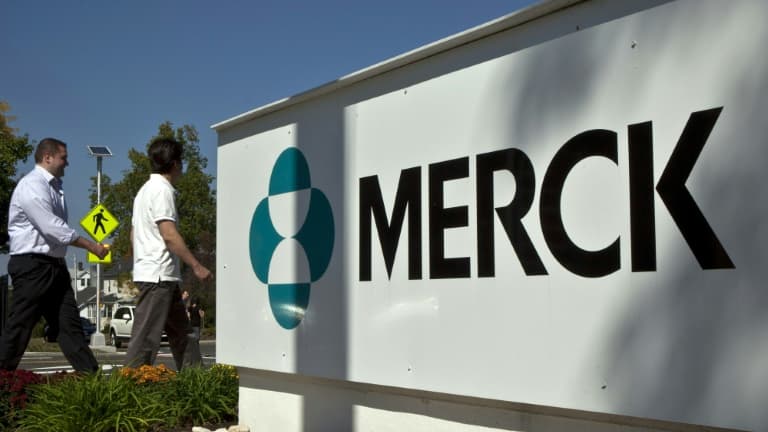 Des employés passent devant un panneau du laboratoire Merck à l'extérieur d'un bâtiment de l'entreprise à Summit dans le New Jersey (Etats-Unis), le 2 octobre 2013