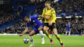 Raheem Sterling au duel avec Nico Schlotterbeck, à Londres le 7 mars 2023