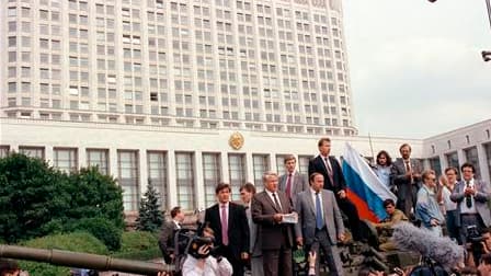 Le 19 août 1991, le président russe, Boris Eltsine (au centre) sur un char devant la Maison blanche, le parlement de la république soviétique de Russie, exhorte les militaires à ne pas s'en prendre à la population et appelle à la grève générale. La Russie