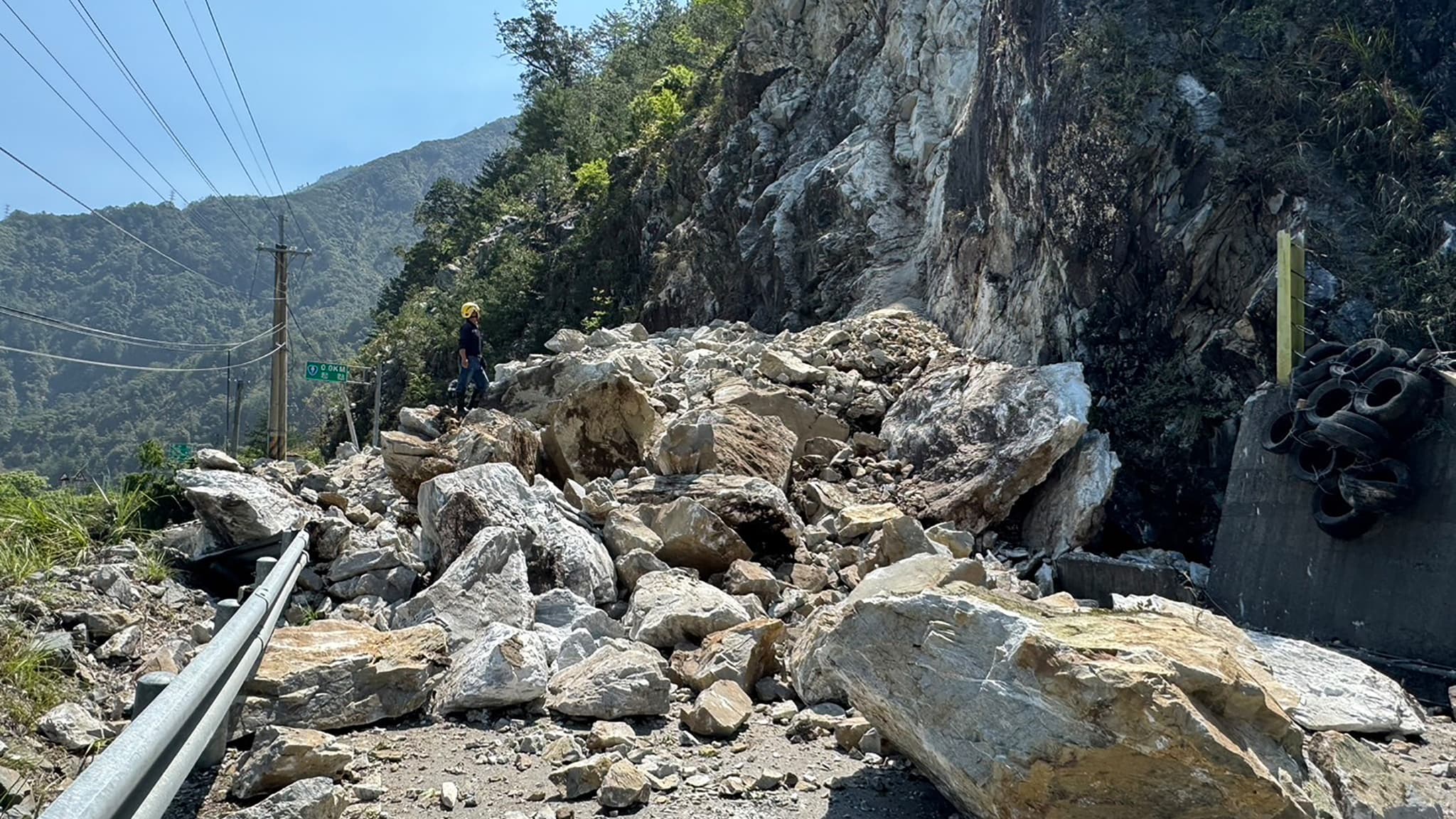 Des rochers bloquant une route, après un séisme à Taïwan, le 3 avril 2024 Des rochers bloquant une route, après un séisme à Taïwan, le 3 avril 2024