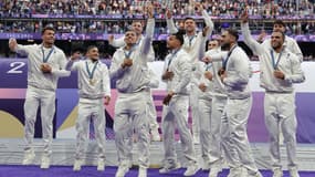 L'équipe de France de rugby à 7 après son sacre lors des JO de Paris