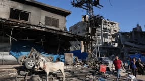 Un magasin endommagé le lendemain d'une frappe aérienne israélienne sur le camp de réfugiés palestinien de Nuseirat, dans le centre de la bande de Gaza, le 30 octobre 2023.