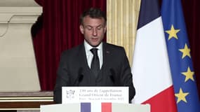 "S'en prendre à un juif, c'est toujours chercher à atteindre la République", déclare Emmanuel Macron au Grand Orient de France