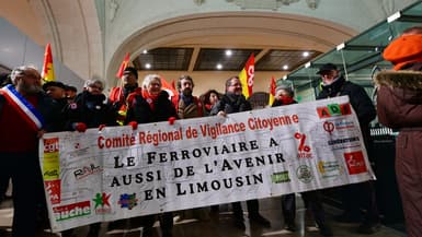 Plusieurs centaines de chefs d'entreprises, d'élus, de syndicalistes et de particuliers ont manifesté lundi 12 décembre 2022 en gare de Limoges 