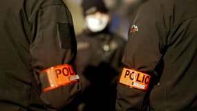 Des policiers portent leur brassard lors d'une manifestation à Créteil, dans la banlieue sud-est de Paris, le 8 décembre 2020