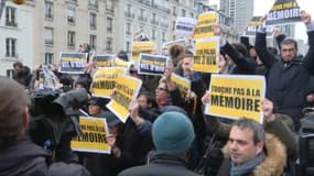 L'hommage de la France Insoumise devant le mémorial du Vél'd'Hiv perturbée par des manifestants, ce 12 novembre 2023