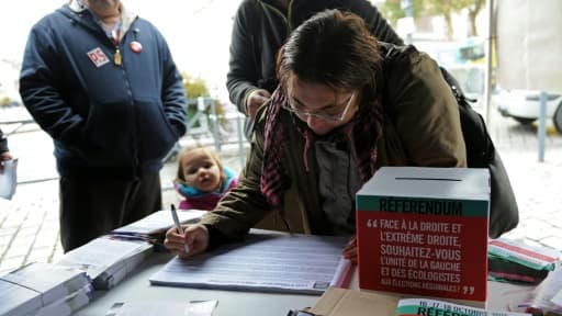 Une femme vote au référendum organisé par le Parti socialiste le 16 octobre 2015 à Anzin, dans la banlieue de Valenciennes (Nord) Une femme vote au référendum organisé par le Parti socialiste le 16 octobre 2015 à Anzin, dans la banlieue de Valenciennes (Nord)