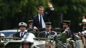 Emmanuel Macron remonte les Champs-Elysées, le 14 mai 2017 à Paris. 