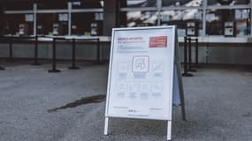 Un panneau avec des instructions d'hygiène est photographié à la station inférieure du téléphérique Hochzillertal à Kaltenbach dans le Tyrol, en Autriche, le 4 février 2021.